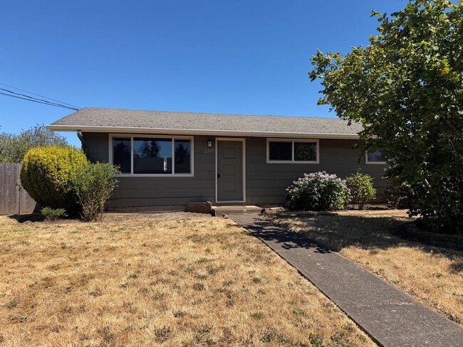 3-bedroom, 1 bath duplex with garage! - 3-bedroom, 1 bath duplex with garage! House