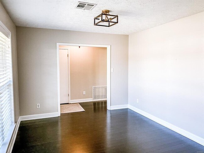 Building Photo - 122 Livingston Cir