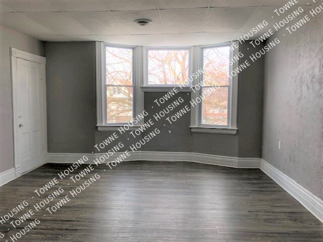 Building Photo - 572 W Utica St