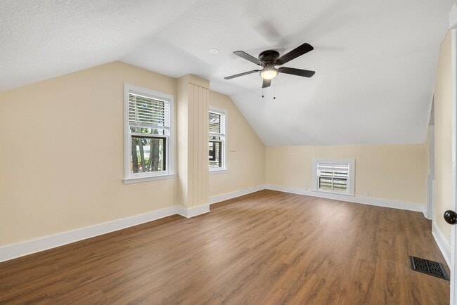 Building Photo - One bedroom available for a move in right ...