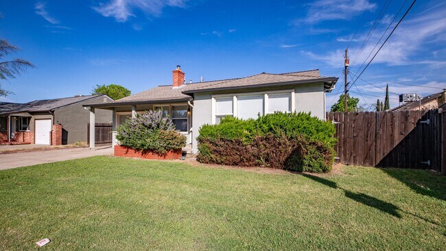 Building Photo - Centrally Located Sacramento Home