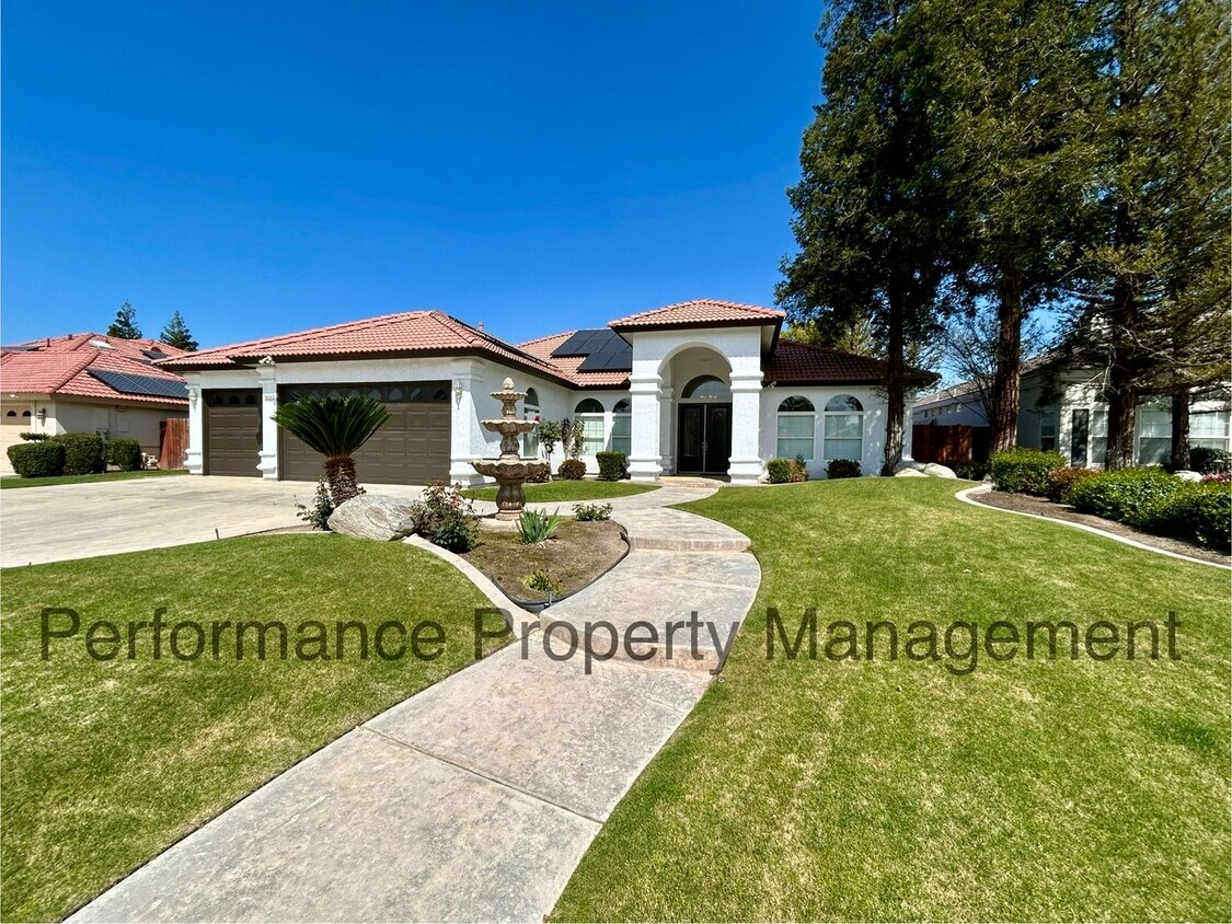 Primary Photo - Gorgeous Seven Oaks Home with Entertainers...