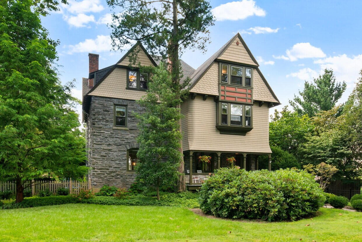 Foto principal - 8040 Saint Martins Ln