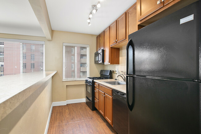 Foto del edificio - Stunning Updated 2BR 1BA behind Snooze!