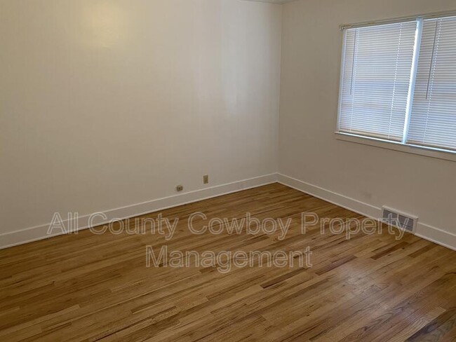 Foto del edificio - 819 E Lewis St