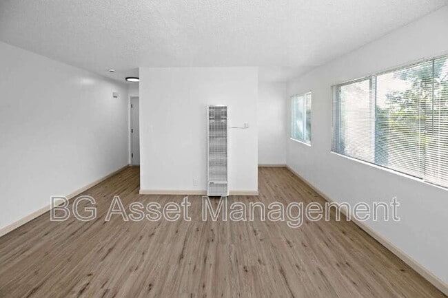 Building Photo - 480 Crescent St