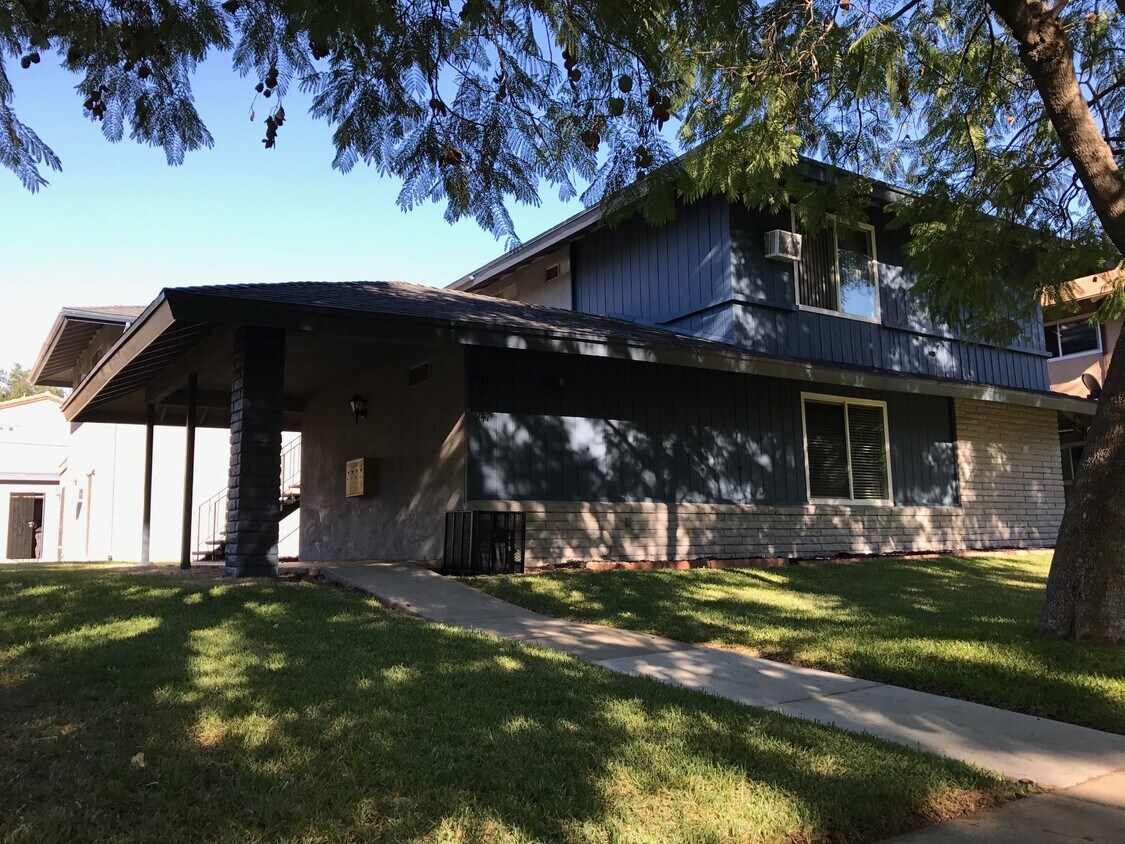 Front of Building - 1941 Evergreen St