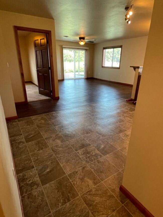 Foto del edificio - 2 Bedroom, 2 Bathroom Lower Available mid-...