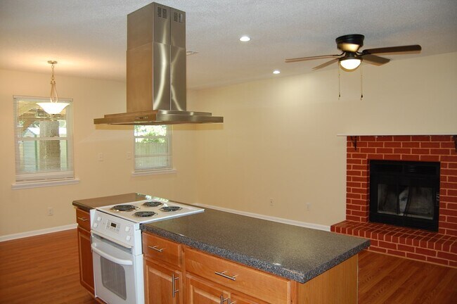 Building Photo - 768 Palm Dr