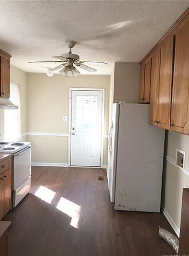 Foto del edificio - Charming, Spacious, renovated 2 Bedroom Units in a GREAT location!