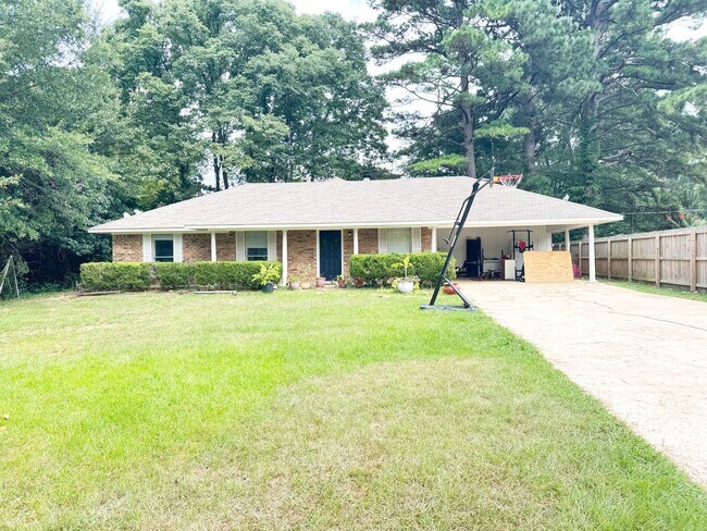 Building Photo - 3 Bed, 2 Bath Home in Ruston