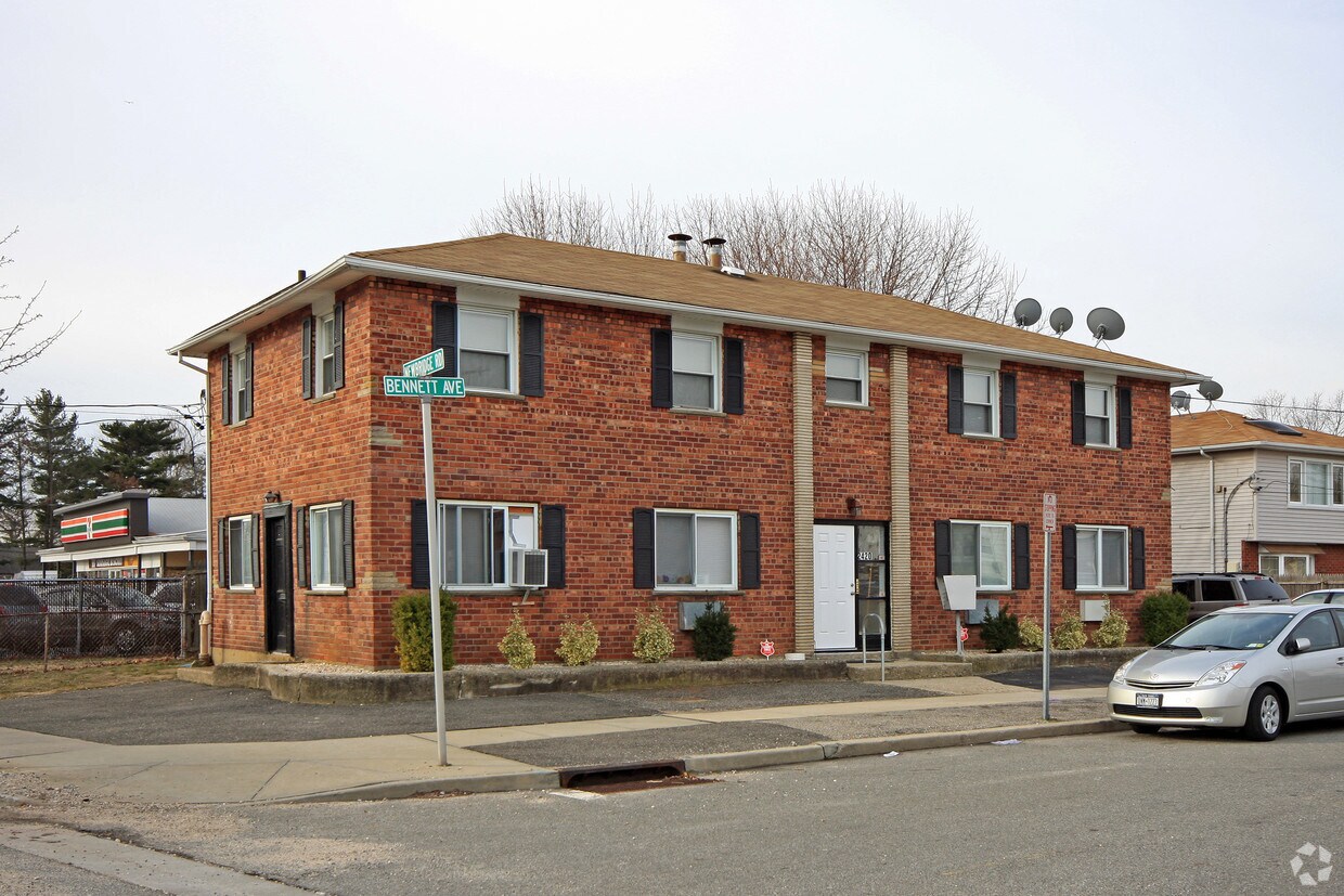 Primary Photo - 2420 Bennett Ave