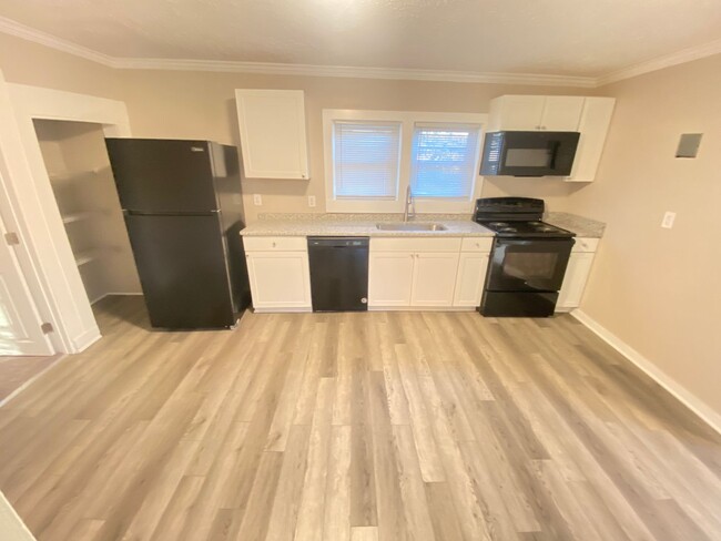 Building Photo - 2021 Fully Renovated 2bd/1ba House close t...