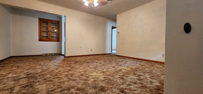 Living room - 807 East Ave S