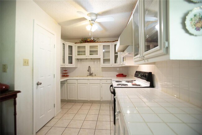 Foto del edificio - 14003 Bryan Ave