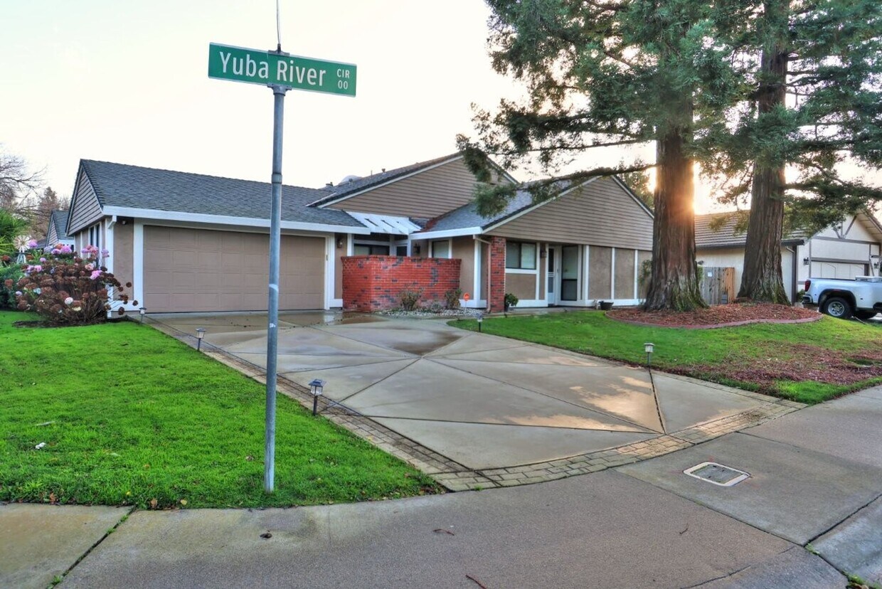 Beautiful corner halfplex available now for rent! - Beautiful corner halfplex available now for rent!