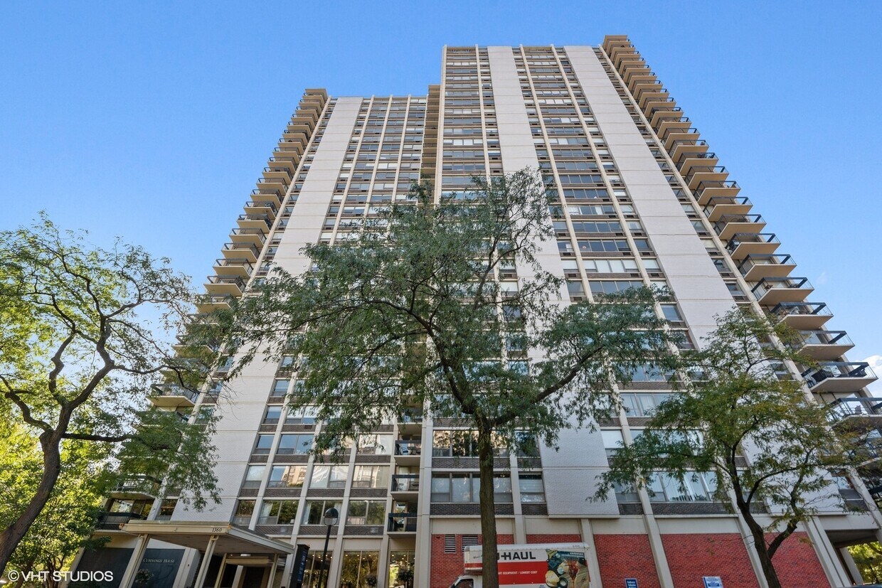 Foto principal - 1360 N Sandburg Terrace