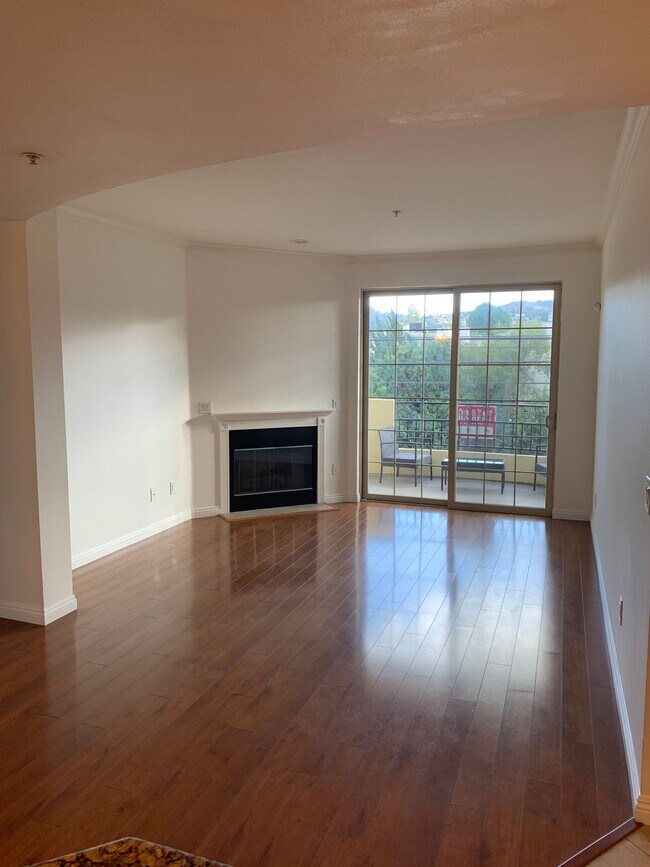 Building Photo - 12407 Moorpark St