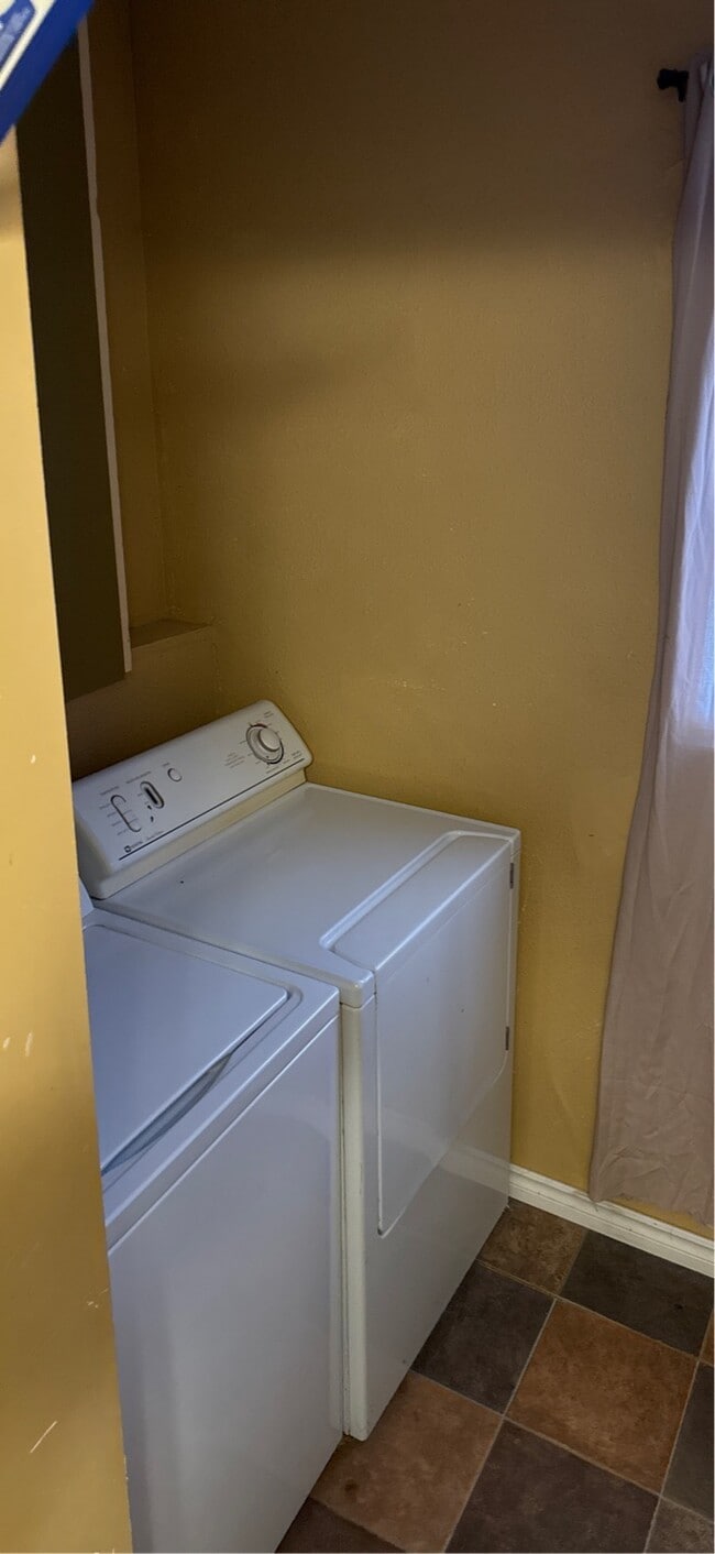 Building Photo - 1130 Main St N