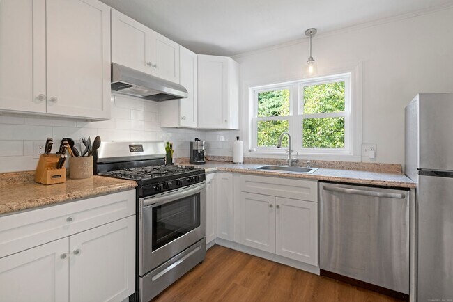 Foto del edificio - 51 Indian Neck Ave