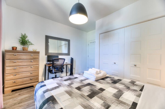 Building Photo - 3833 R. Saint-Denis
