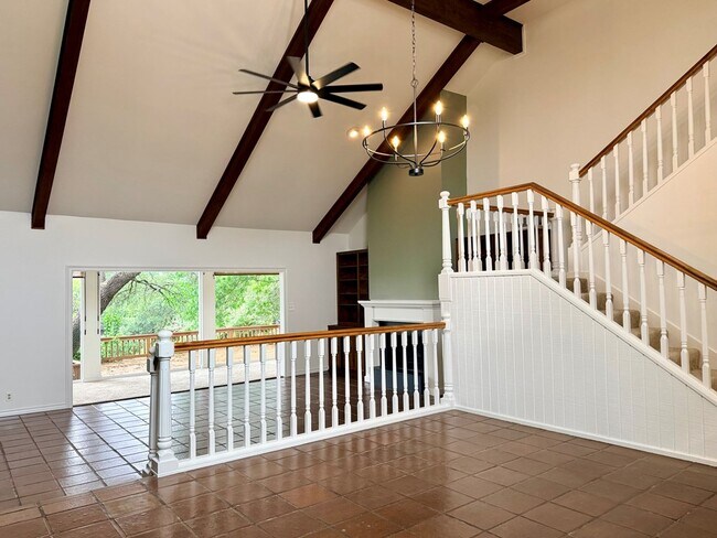 Building Photo - 511 Fairway Dr