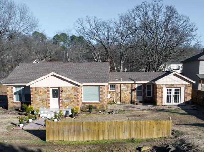 Building Photo - Freshly Updated 3 Bedroom Home