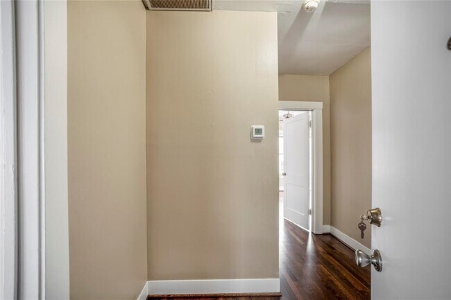 Building Photo - 1633 Dunlavy St