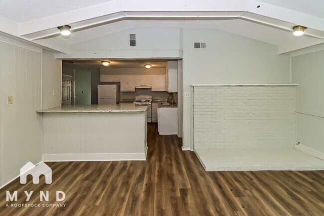 Building Photo - 5652 Chickasaw Dr