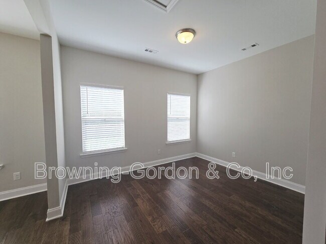 Foto del edificio - 554 Oakvale Ln