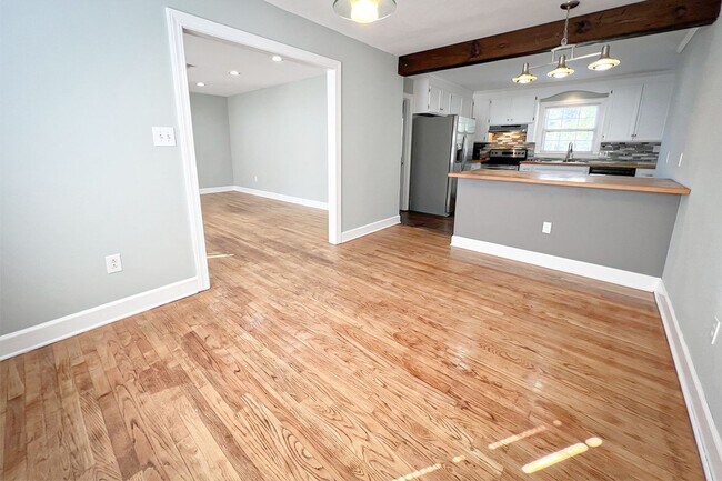 Building Photo - Beautifully  Remodeled 4BD/2BA home.  NO S...