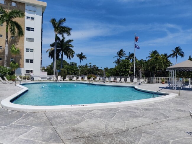 Pool overlooking the peaceful Middle River - 3050 NE 16th Ave (Oakland Park, FL) Apartment