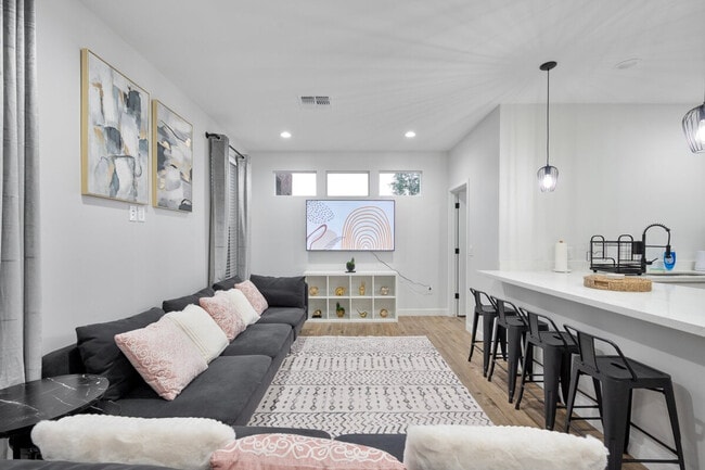 Building Photo - 275 Gateway Dr