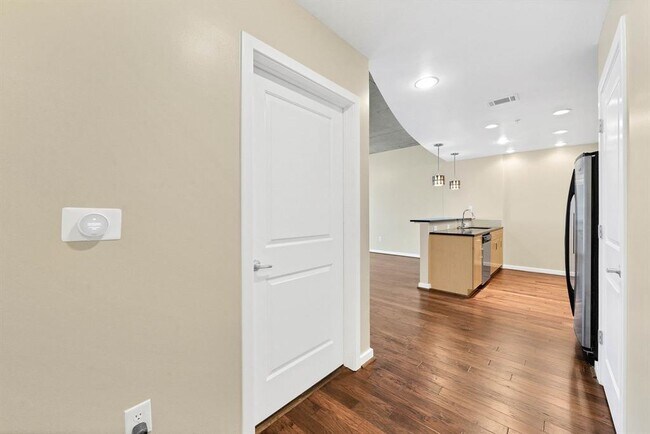 Building Photo - 5925 Almeda Rd