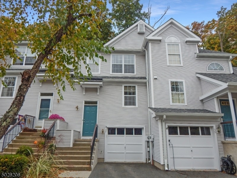 Primary Photo - 57 Rushmore Ln