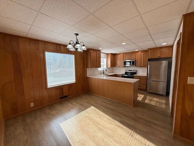 Foto del edificio - Three Bedroom, One and half bathroom, Atta...