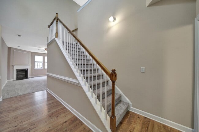 Building Photo - Beautiful Three Bed Two and Half Bath Town...