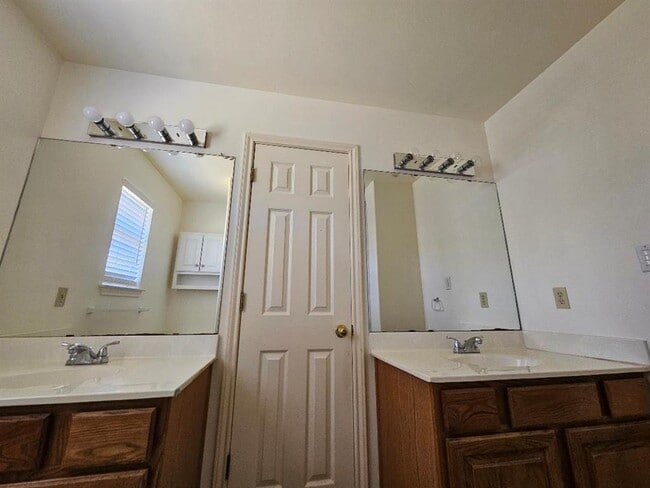 Building Photo - 8408 Cahill Dr