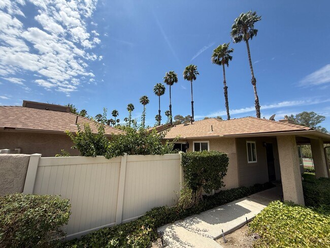 Foto del edificio - Charming 2 Bedroom Condo for Rent in Newhall!