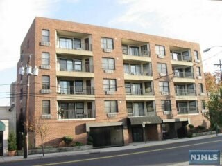 Primary Photo - 584 Anderson Ave