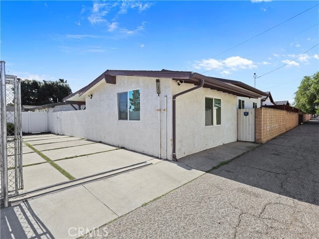 Foto del edificio - 15803 Chatsworth St