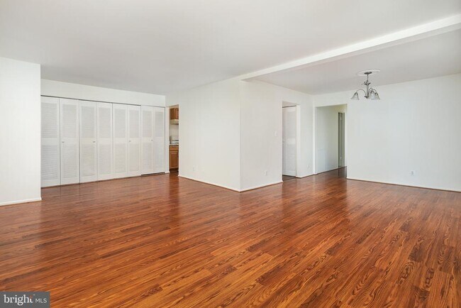 Foto del edificio - 7800 Inverton Rd