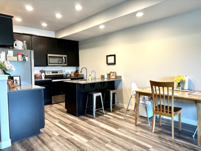Building Photo - 6555 Carriage Meadows Dr