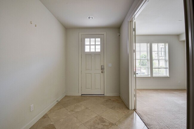 Building Photo - Modern 3 bedroom/3.5 bathroom in a gated c...