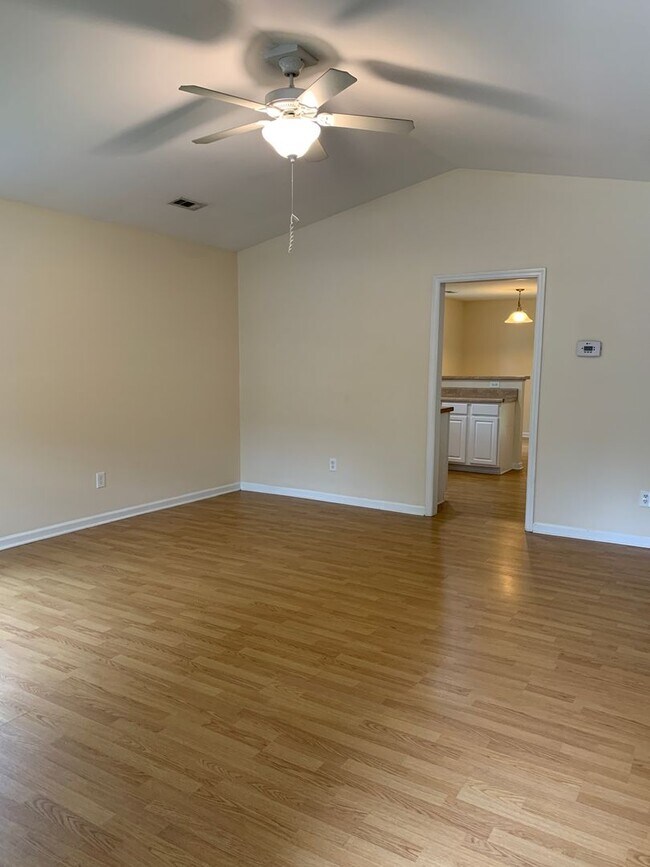 Foto del edificio - $500 OFF 1ST MONTHS RENT! Lawncare include...