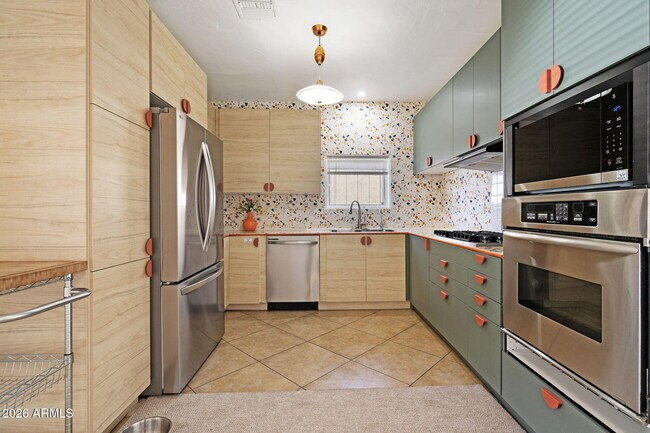 Foto del edificio - 930 E Whitton Ave