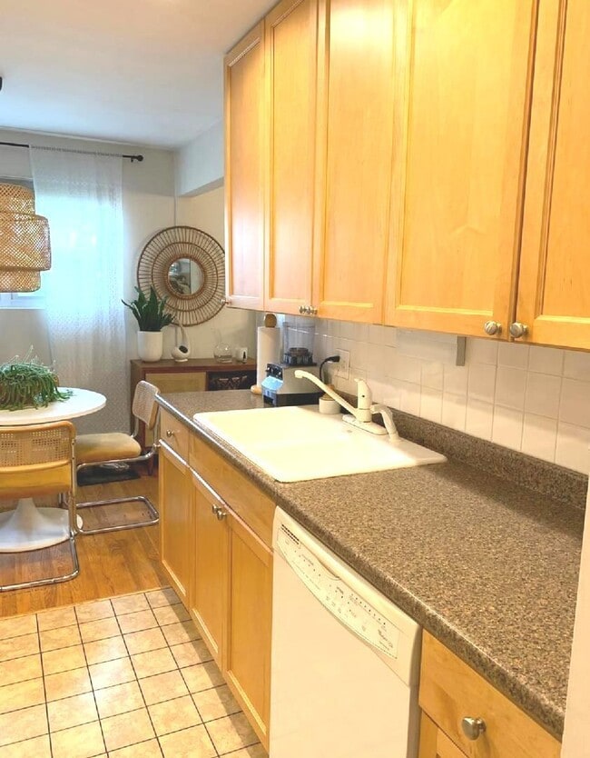 Building Photo - 711 Austin St