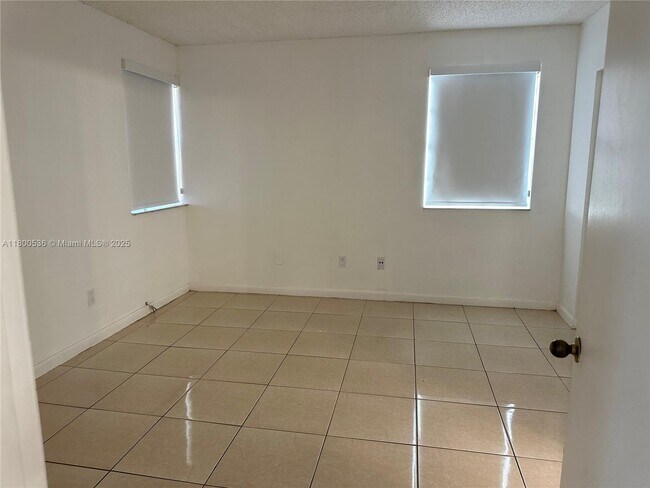 Foto del edificio - 18308 NW 68th Ave
