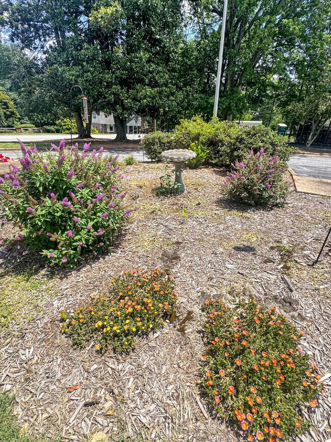 Foto del edificio - Updated 2BR End-Unit Condo | Pool Community | Minutes to Downtown Gainesville