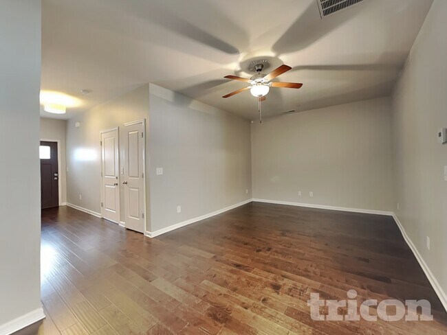 Foto del edificio - 406 Riverwood Ct